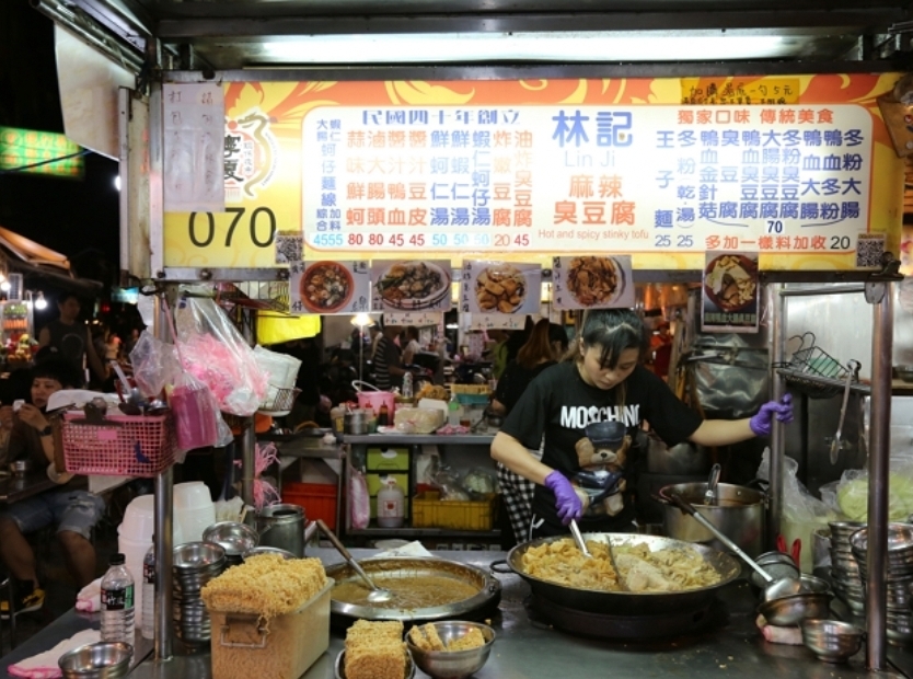 2025 寧夏夜市 10 家必吃美食推薦／米其林蚵仔煎、爆漿雞蛋糕、手工芋丸⋯通通吃爆！