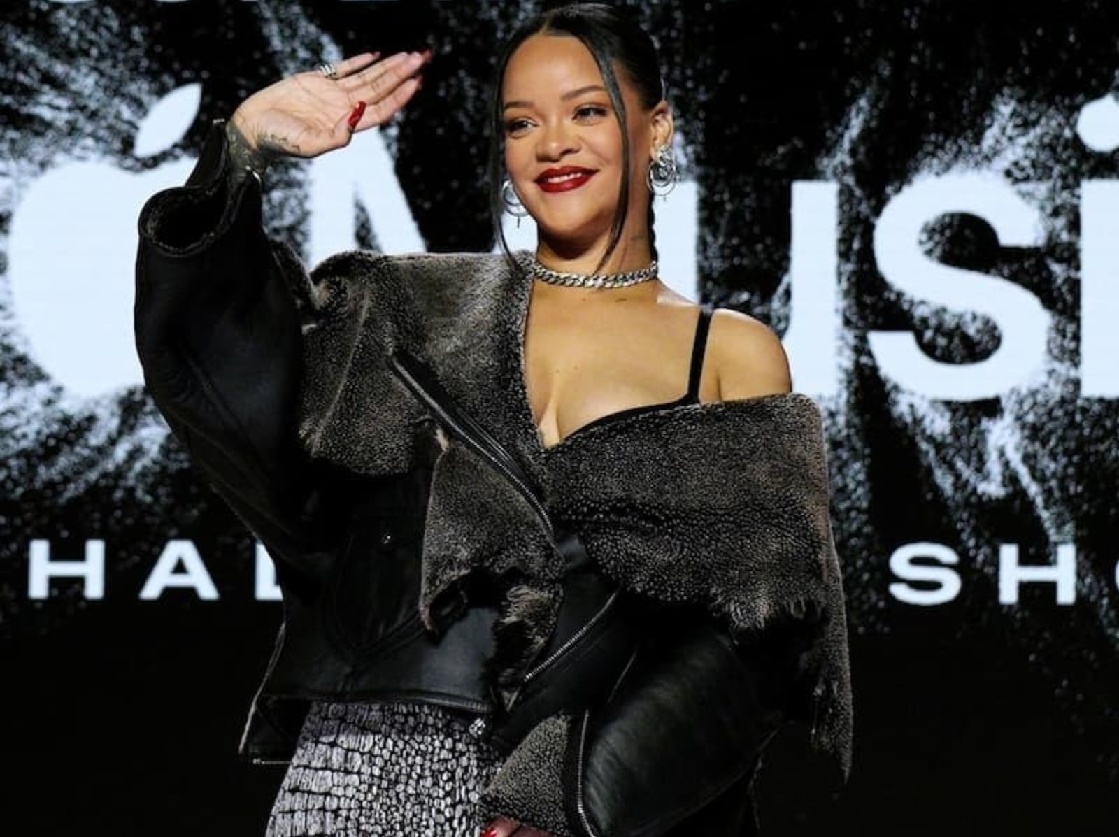 蕾哈娜 Rihanna 為 NFL 超級盃中場熱唱，〈umbrella〉配樂饗起嗨爆全場！