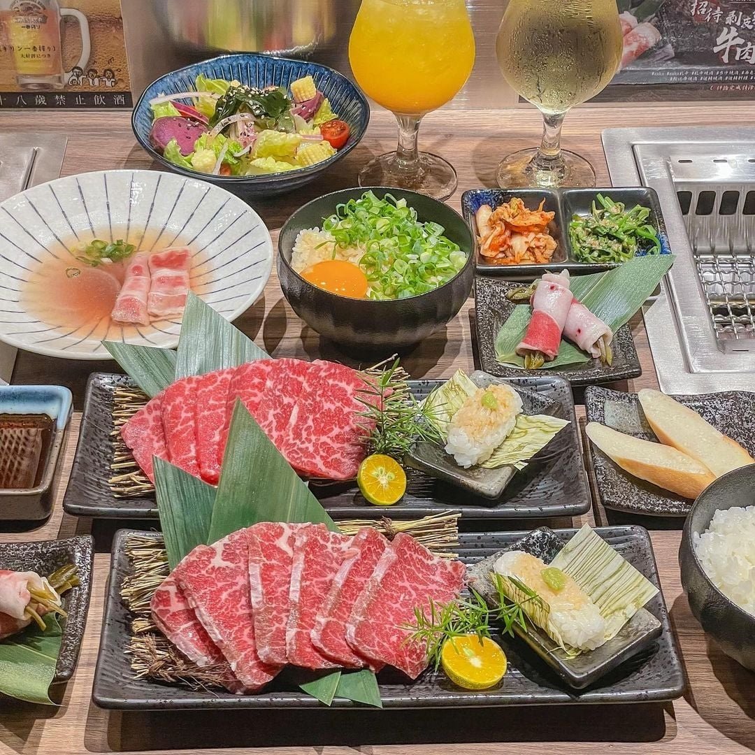 2025 全台 6 家「迴轉燒肉」推薦：迴饗吃到飽、肉執事⋯一盤只要 39 元，一個人就能開吃！