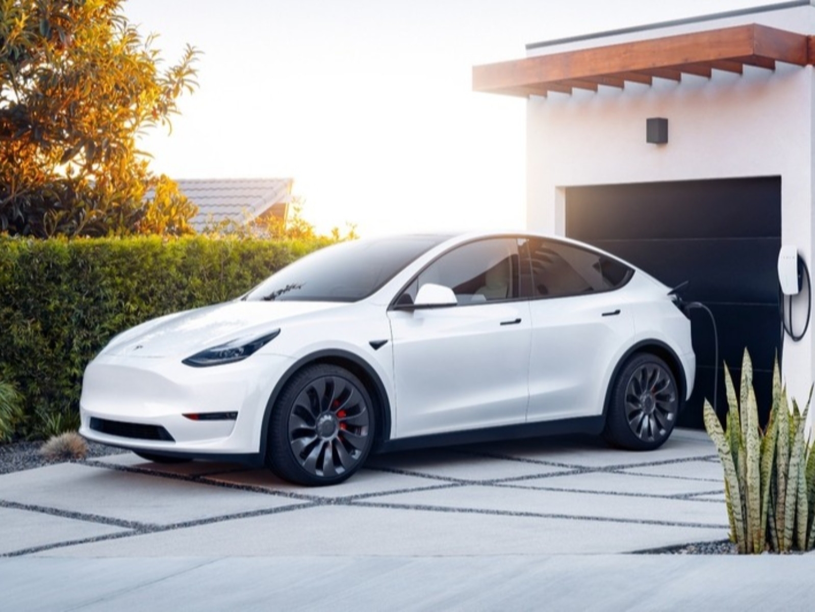 Tesla Model Y 擊敗 Toyota Corolla 成為全球最暢銷車款，同時也是電動車首度超越燃油車！