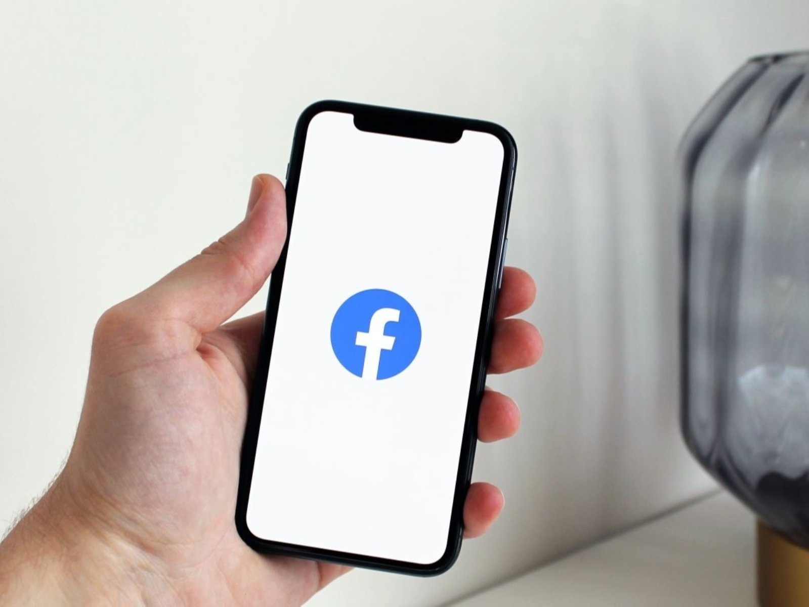 META 針對 FB、IG 新增 6 大改版功能，其中可隱藏「已讀訊息」成為最大亮點！