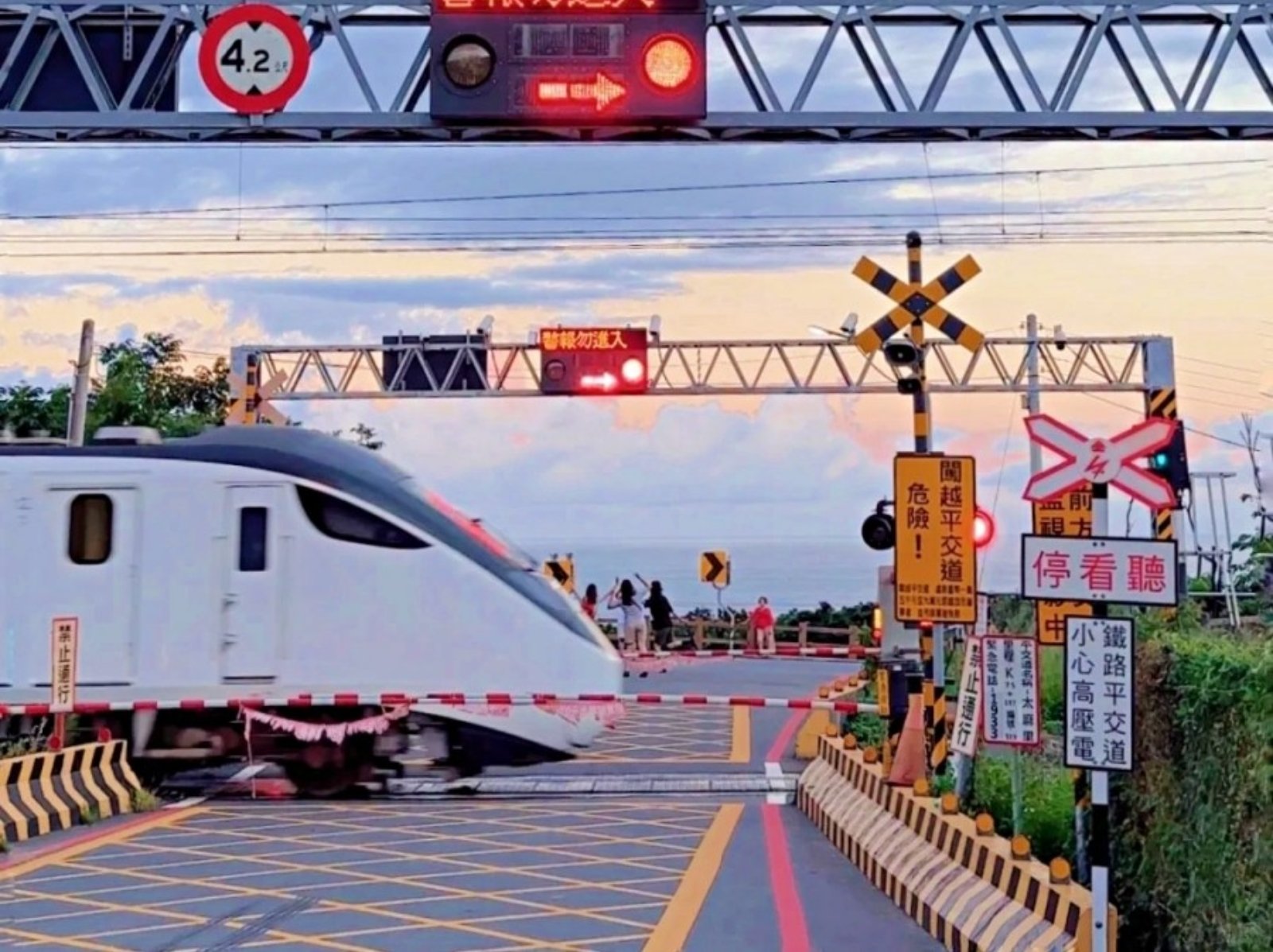 2025 台灣 10 個「偽動漫場景」景點推薦：崎頂車站、白水湖壽島⋯主角們彷彿就在身邊！