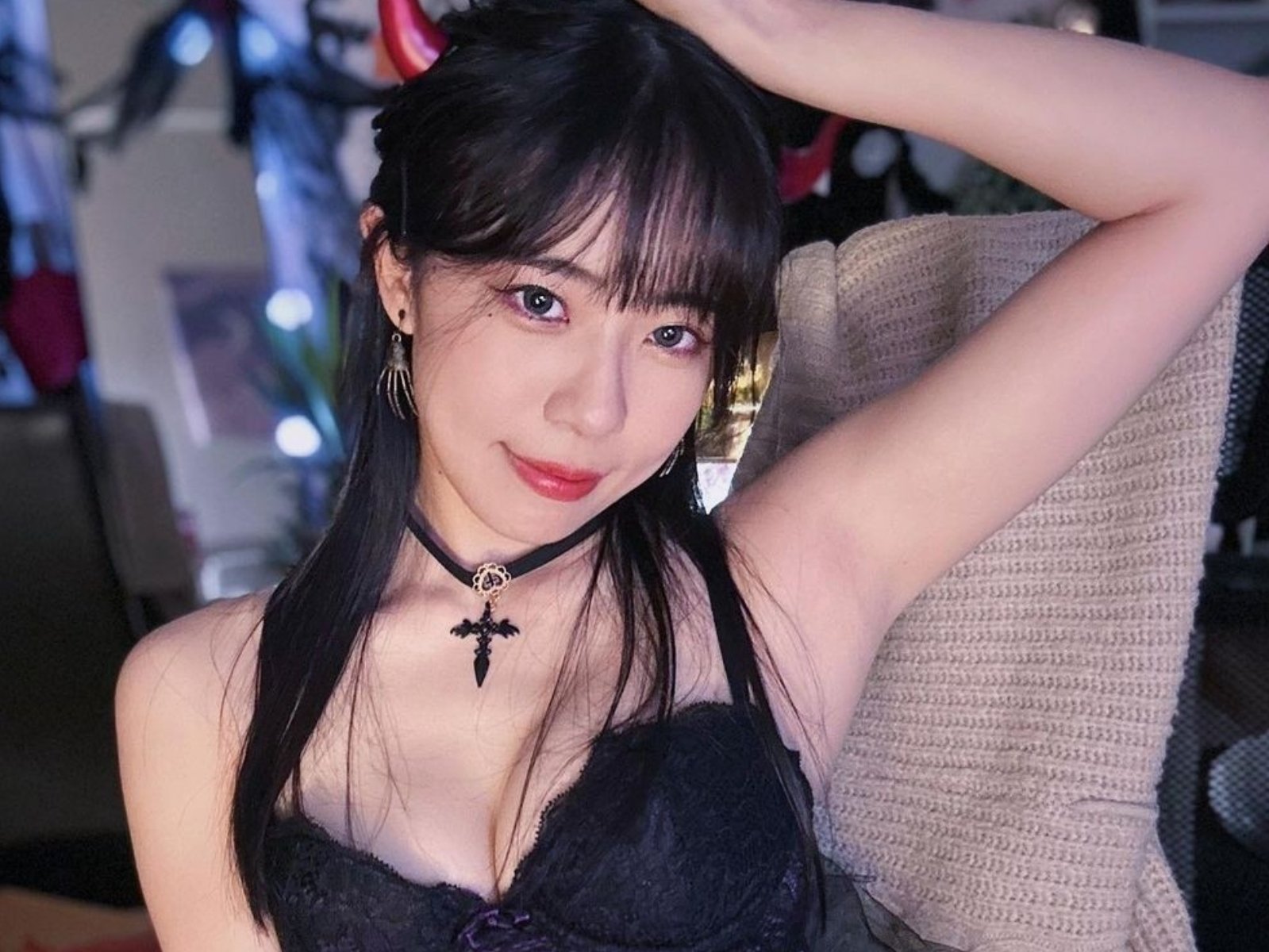 色氣主播赤鬼伯伯「泳裝台」又來了！520 火辣放送「滿滿福利」，泳褲險滑落畫面曝光！【野生抓正妹】