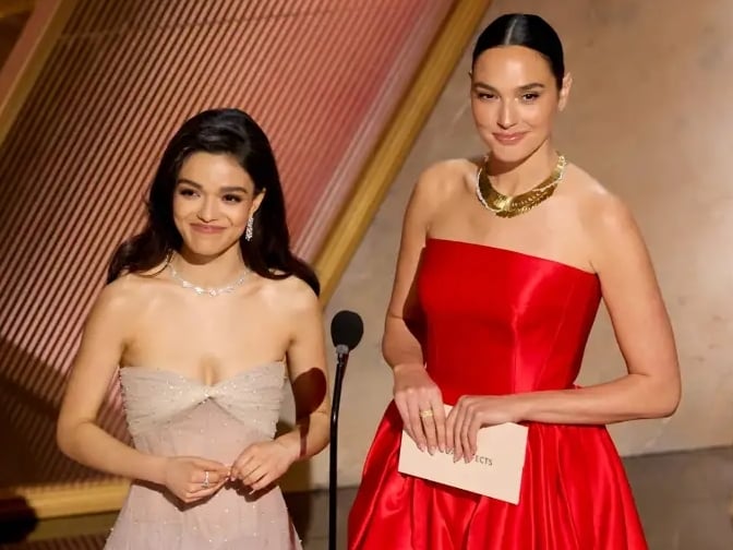真人版《白雪公主》瑞秋曾格勒 Rachel Zegler 同框蓋兒加朵 Gal Gadot 頒獎！美貌差距掀熱議：「魔鏡說謊」