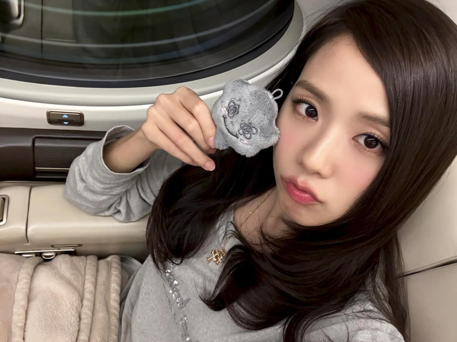 BLACKPINK Jisoo 來台遭空姐偷拍私人物品！粉絲怒批：「侵犯隱私！」