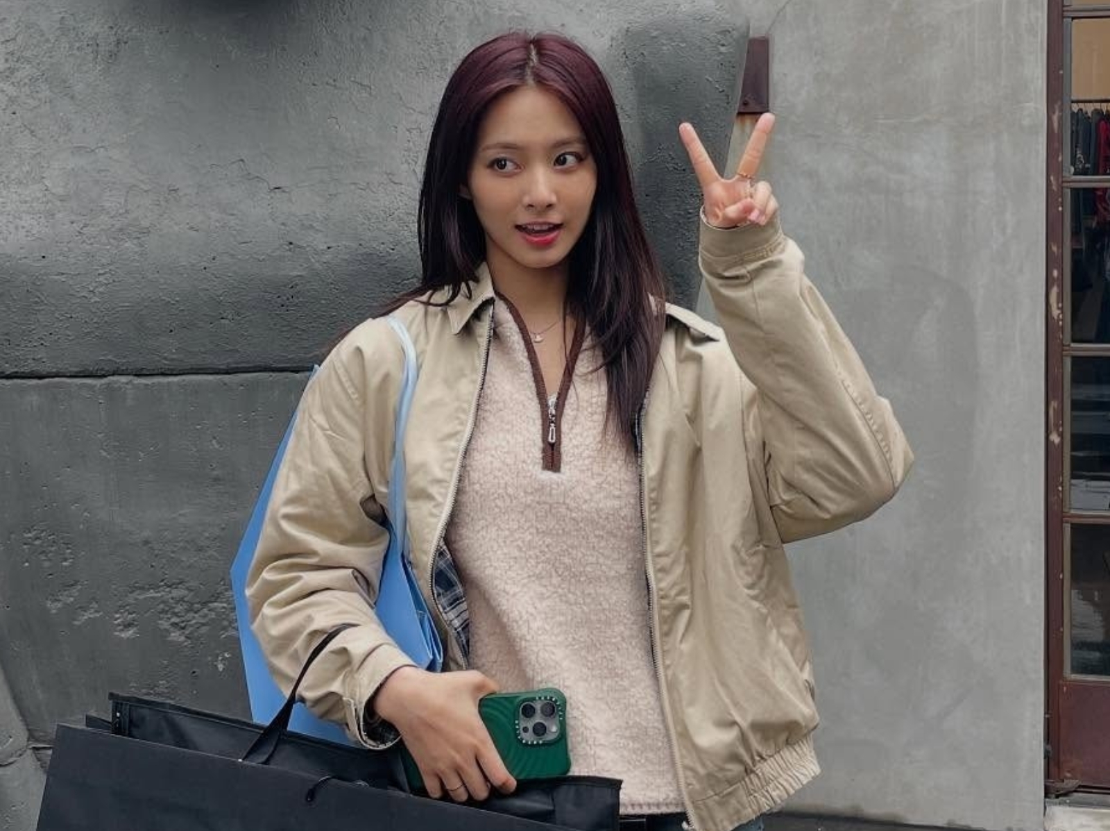 TWICE 周子瑜使用「= =」表情符號引熱議！網友：「她喜歡有鼻孔的＝..＝」