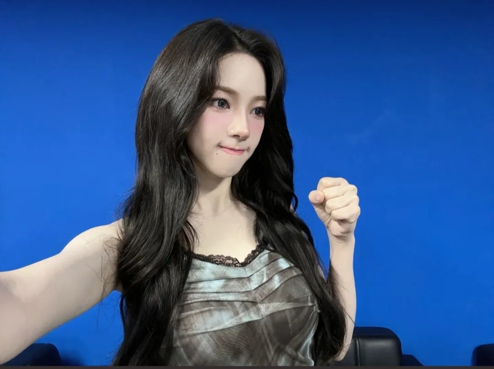 aespa Karina 替經紀人拍照遭噪音干擾！「怒吼回擊」畫面引熱議！