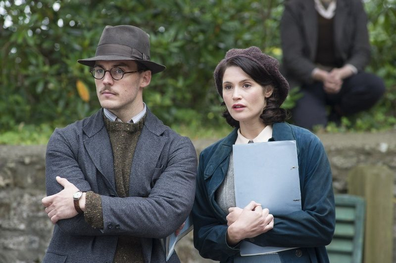 《Me Before You》男神 Sam Claflin 新作《Their Finest》，復古眼鏡文青造型煥然一新！