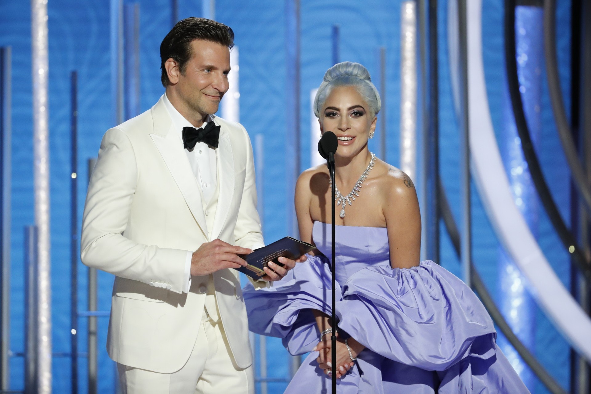 金球獎上 Bradley Cooper 與辣模女友瘋狂放閃還「互摸大腿」！Lady Gaga 眼神死：我不該在這裡...
