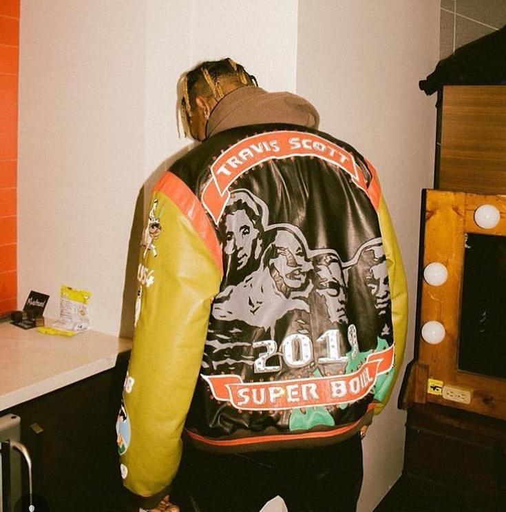 同場表演穿搭兩樣情!Travis Scott 腳踩最新 Jordan 聯名鞋款登上超級盃中場秀
